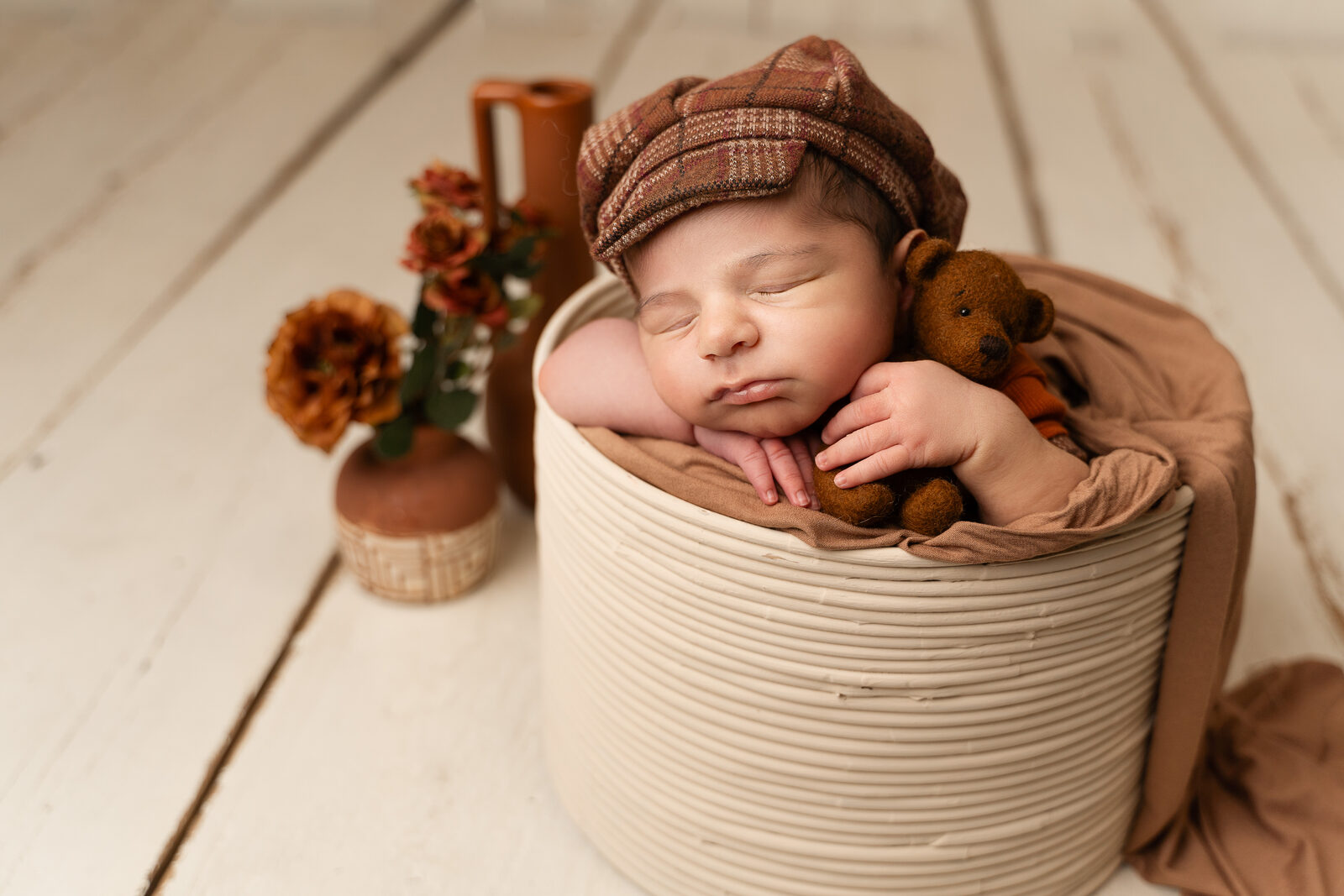 Neugeborenenfotografie in Moers – schlafendes Baby im Körbchen